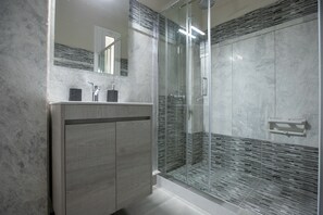 Apartment, 4 Bedrooms | Bathroom | Shower, hair dryer, towels, soap