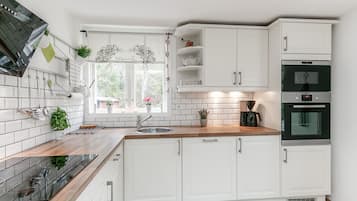 Kylskåp, mikrovågsugn, ugn och spishäll