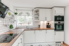 ثلاجة، ميكروويف، فرن، موقد طهي مسطح