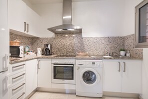 Kühlschrank, Mikrowelle, Ofen, Wasserkocher mit Kaffee-/Teezubehör