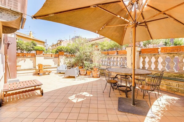 Outdoor dining - Colosseum Terrace Apartment (Roma)