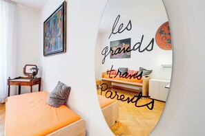 A bedroom with a bed, a desk, a chair, and a mirror reflecting the room. - Colosseum Terrace Apartment (Roma)