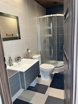 Phòng đôi | Phòng tắm | Buồng tắm vòi sen, máy sấy tóc, khăn tắm, xà phòng