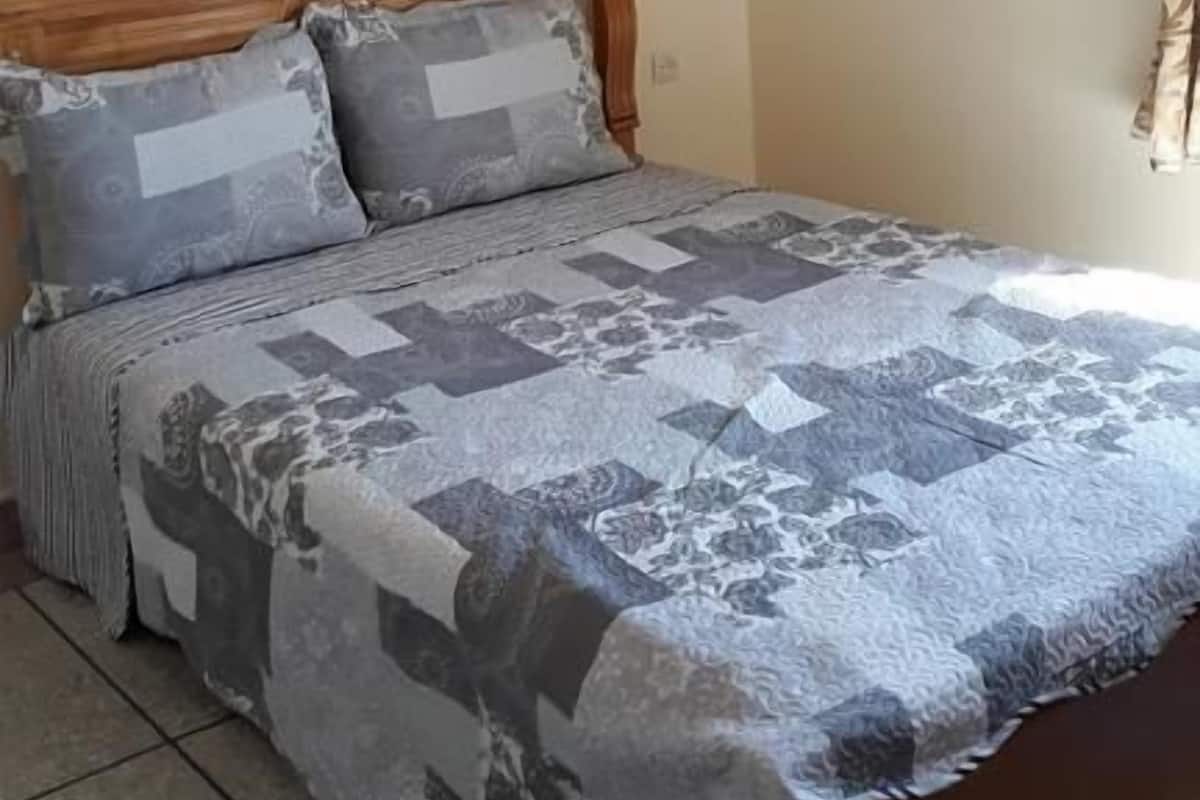1 habitación, cortinas blackout y ropa de cama