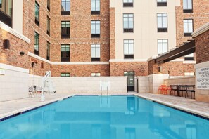 Piscine extérieure en saison