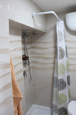 Douche, sèche-cheveux, bidet, serviettes fournies