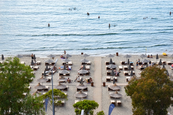 Plage privée, chaises longues, parasols, serviettes de plage