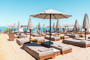 Plage privée, chaise longue, parasol, serviettes de plage