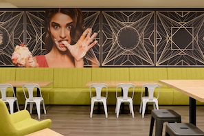 Tägliches Frühstücksbuffet (16 EUR pro Person)