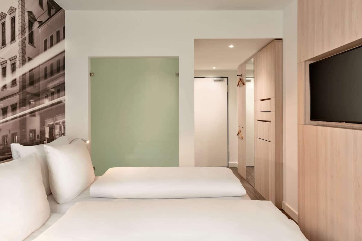 hypo-allergenic bedding, in-room safe, desk, laptop workspace