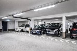 A multi-level underground parking garage with cars parked in designated spaces. - Super 8 by Wyndham Augsburg (Augsburg)