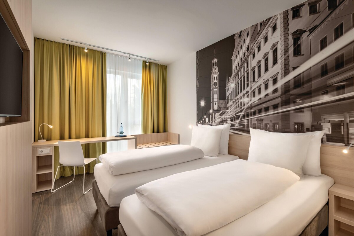 Standaard kamer, 2 eenpersoonsbedden | Hypoallergeen beddengoed, een kluis op de kamer, een bureau