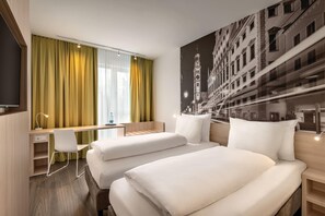 Standaard kamer, 2 eenpersoonsbedden | Hypoallergeen beddengoed, een kluis op de kamer, een bureau