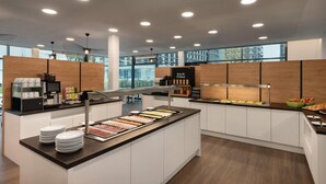 Breakfast area - Super 8 by Wyndham Augsburg (Augsburg)
