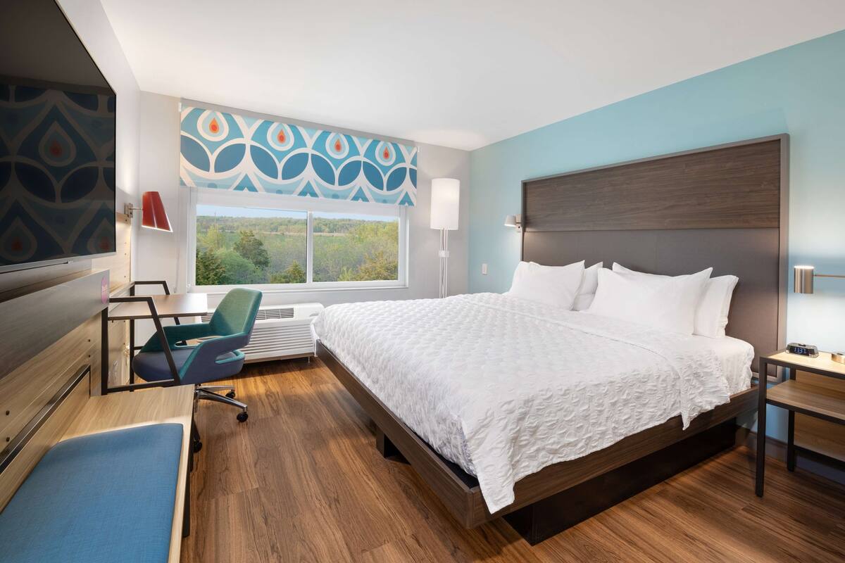 Peralatan tempat tidur premium, meja, ruang kerja komputer riba 