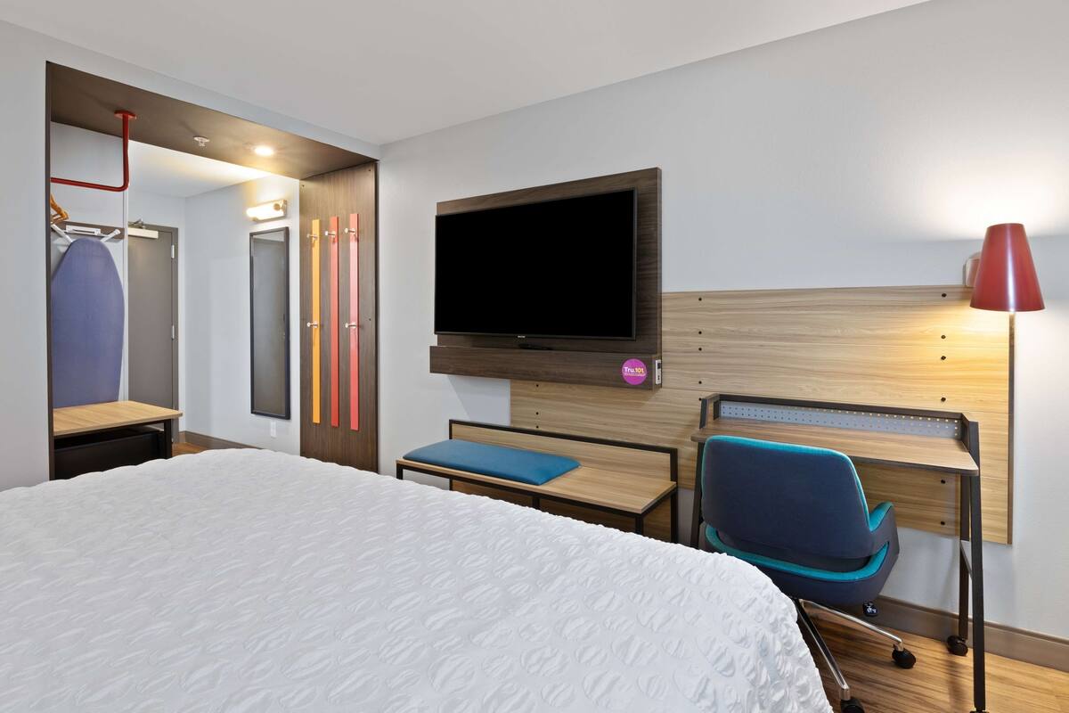 Peralatan tempat tidur premium, meja, ruang kerja komputer riba 