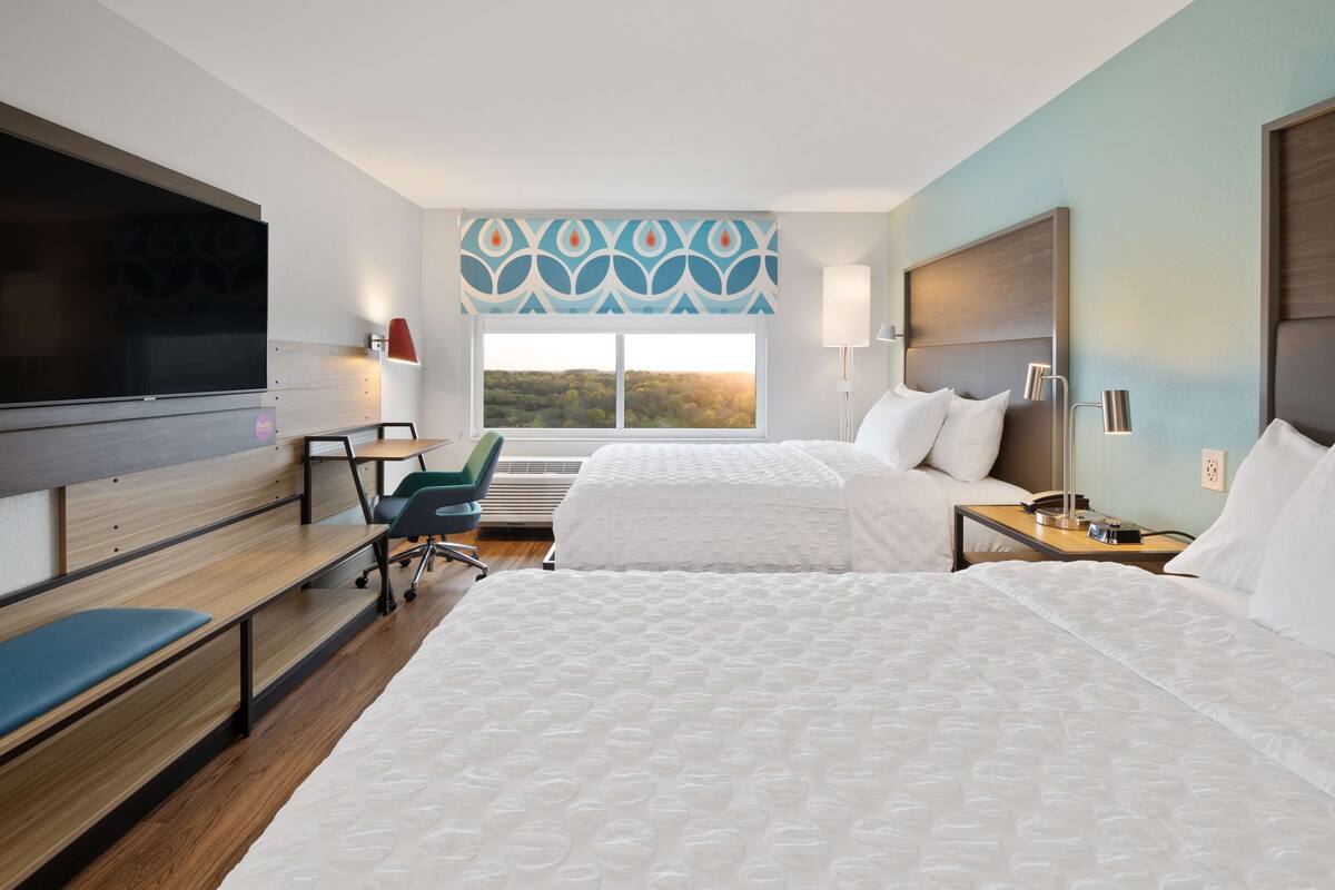 Peralatan tempat tidur premium, meja, ruang kerja komputer riba 