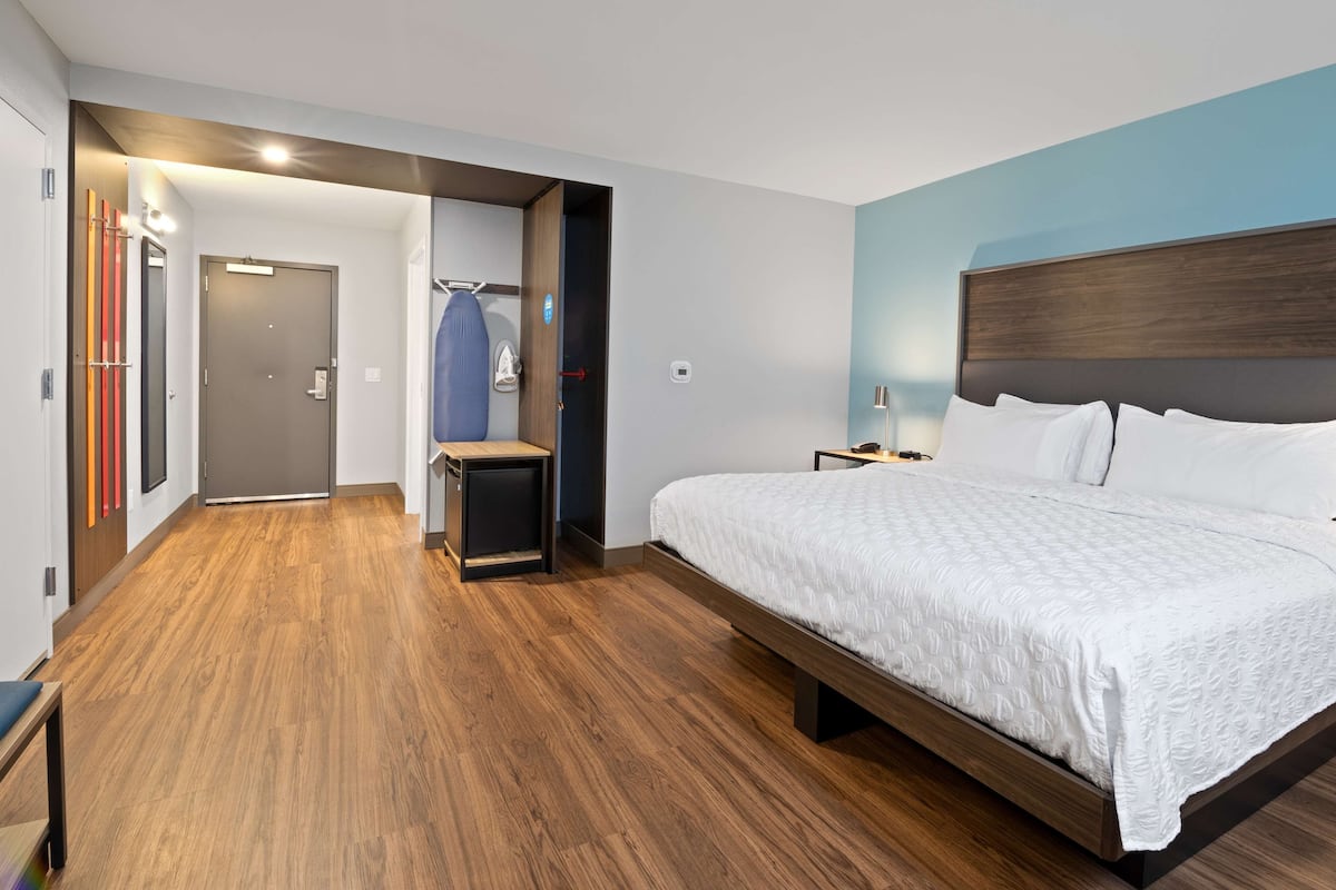 Peralatan tempat tidur premium, meja, ruang kerja komputer riba 