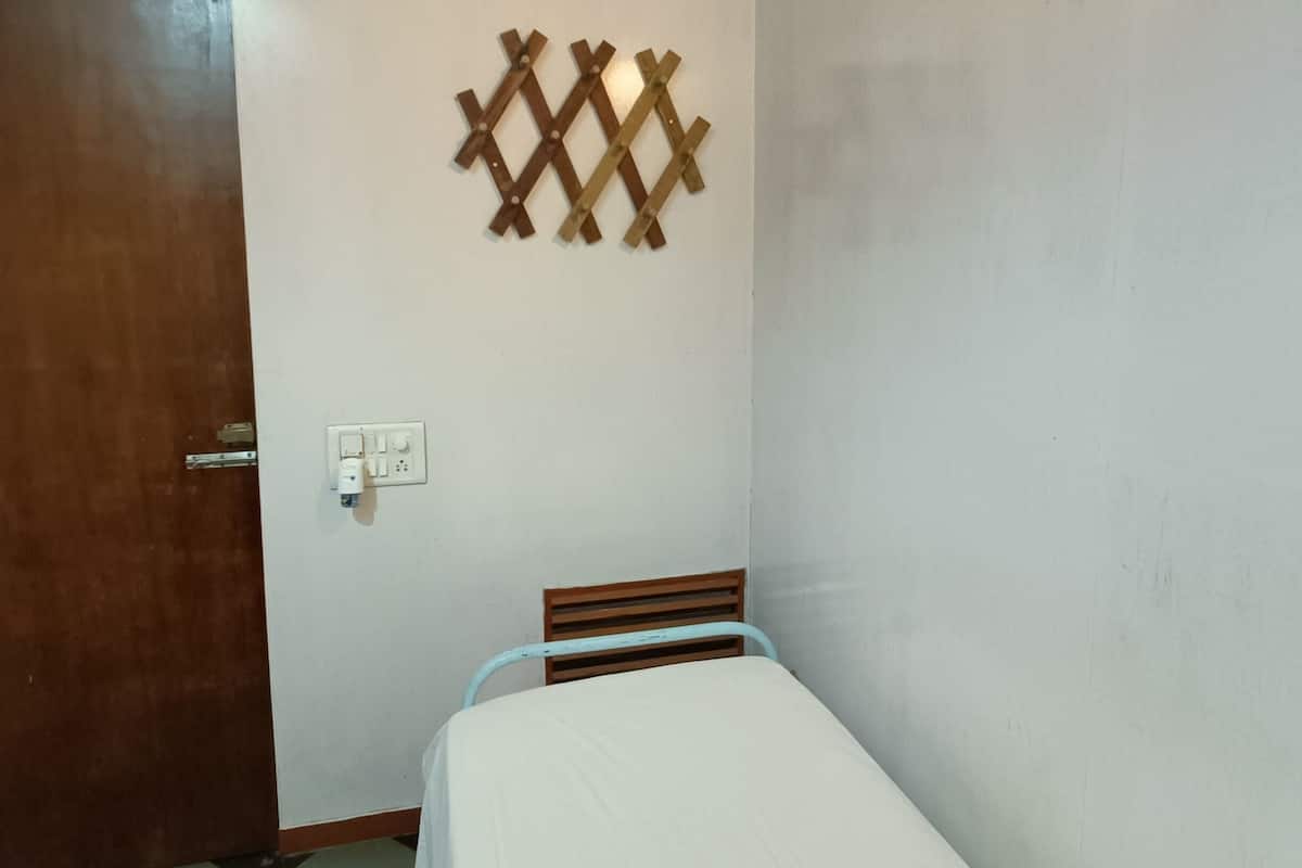 Quarto solteiro básico | Roupa de cama