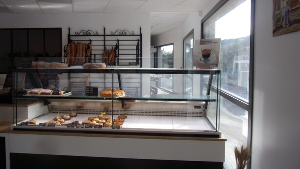 Eine Bäckereiauslage mit verschiedenen Backwaren.