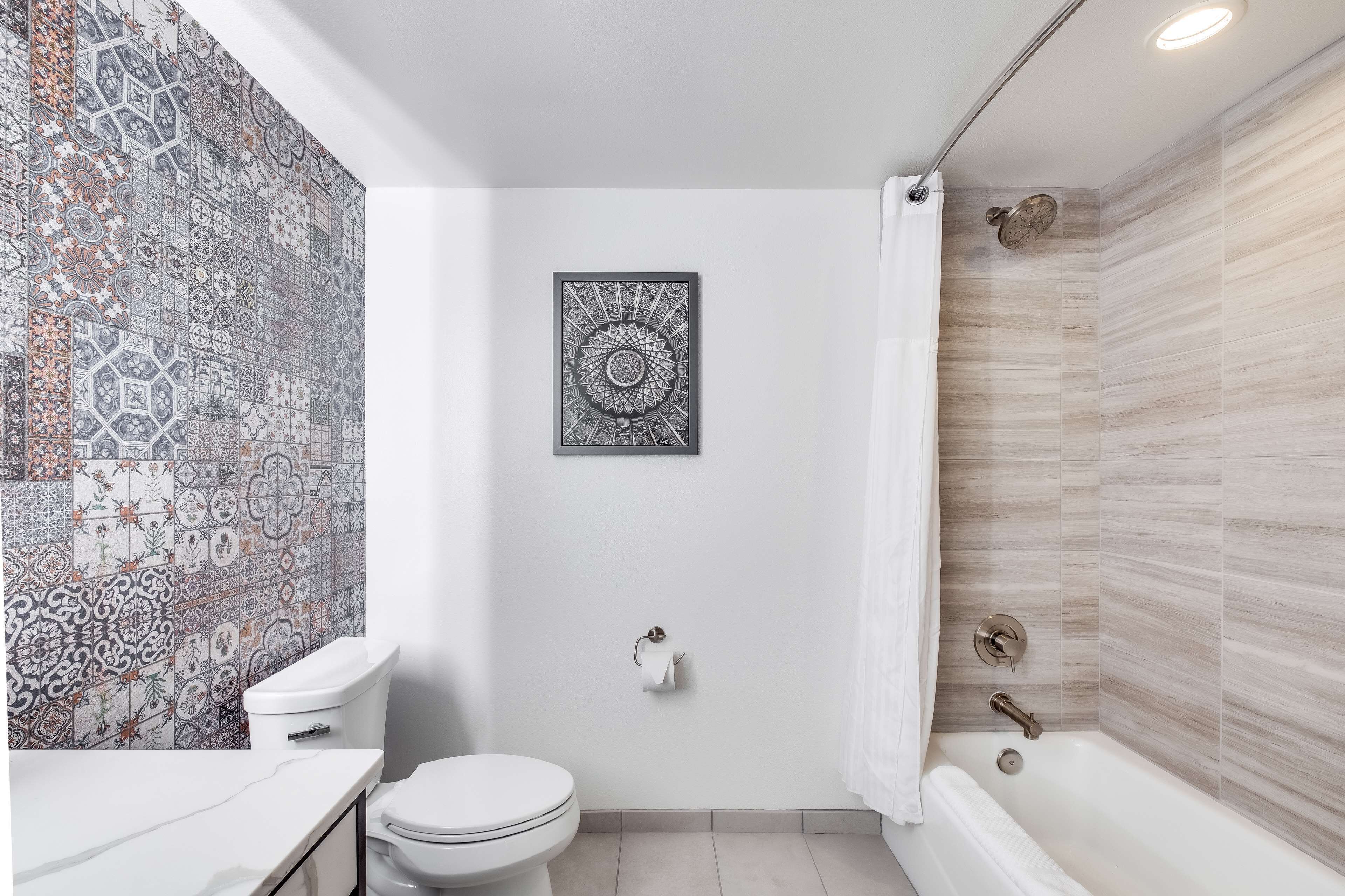 Amenidades de baño gratuitas, secadora de cabello, toallas, jabón 
