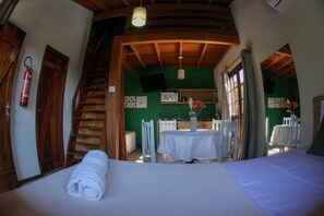 Minibar, escritorio y sistema de insonorización 