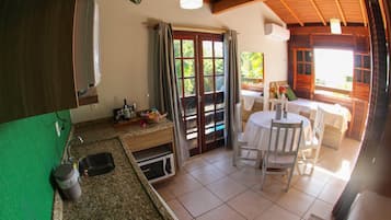 Quarto casal superior, várias camas | Frigobar, escrivaninha, quartos à prova de som