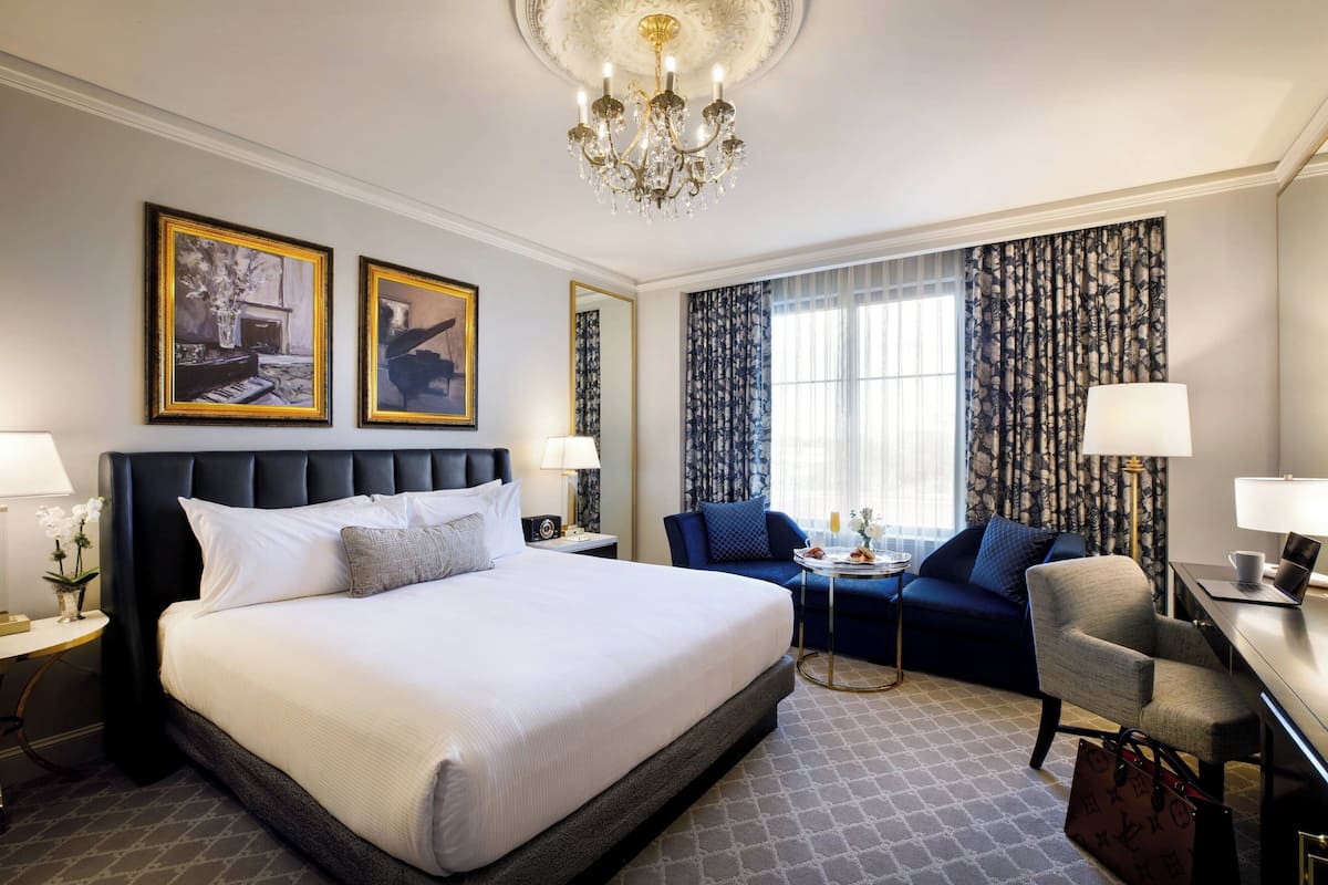 Luxe beddengoed, een minibar, een kluis op de kamer