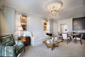 Ylelliset vuodevaatteet, minibaari, tallelokero huoneessa