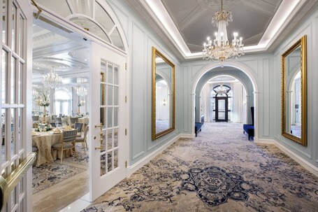 Hotel Carmichael, Autograph Collection - Image 1