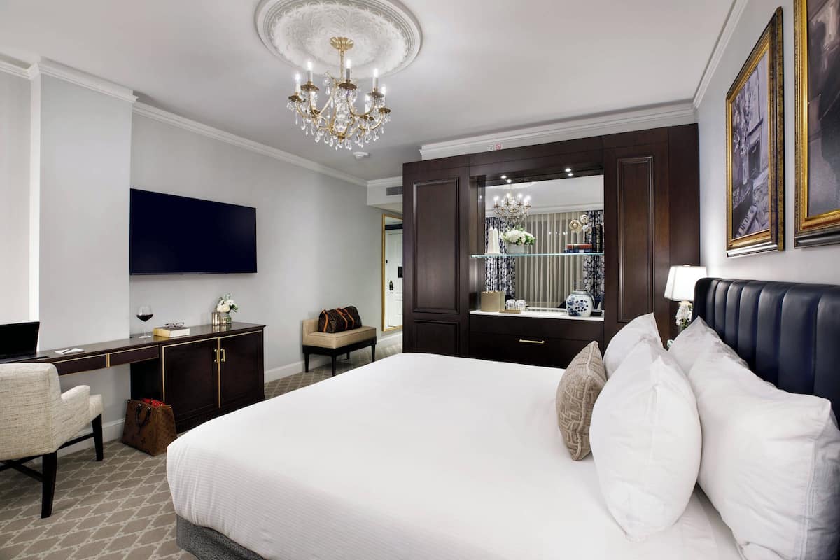 Kamer, 1 kingsize bed | Luxe beddengoed, een minibar, een kluis op de kamer