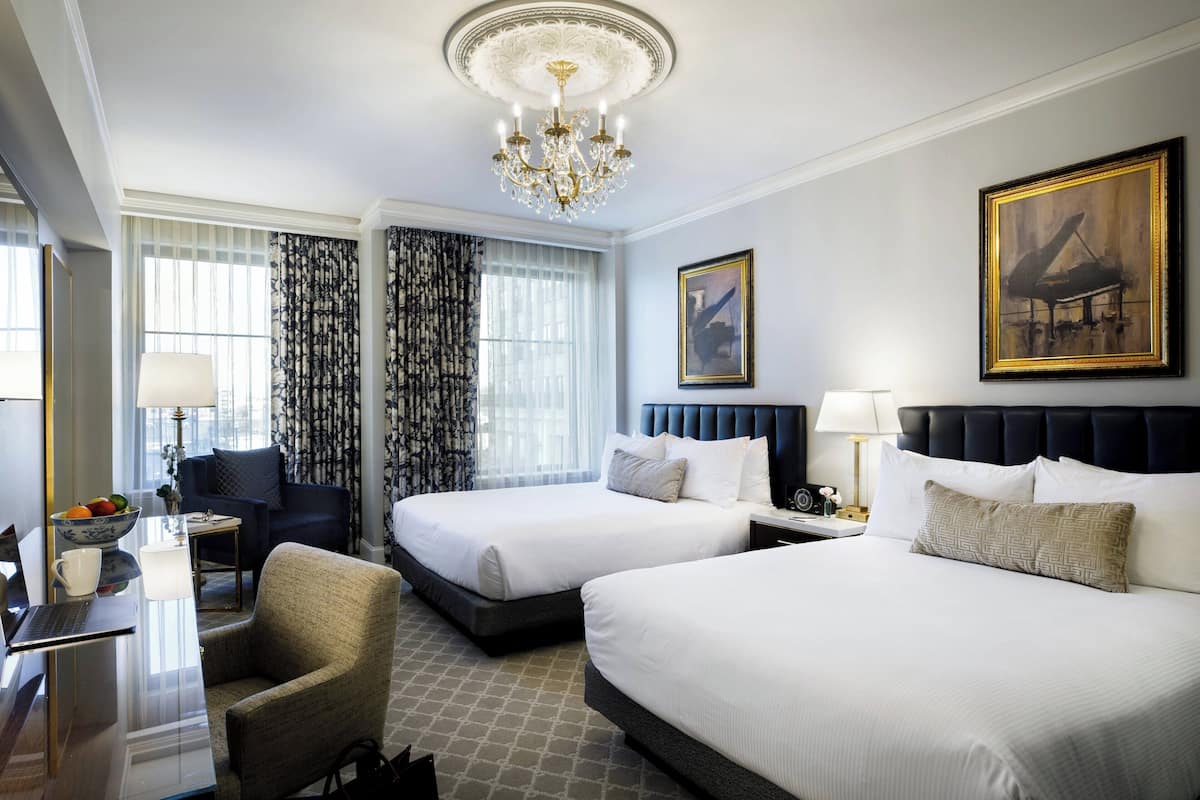 Luxe beddengoed, een minibar, een kluis op de kamer