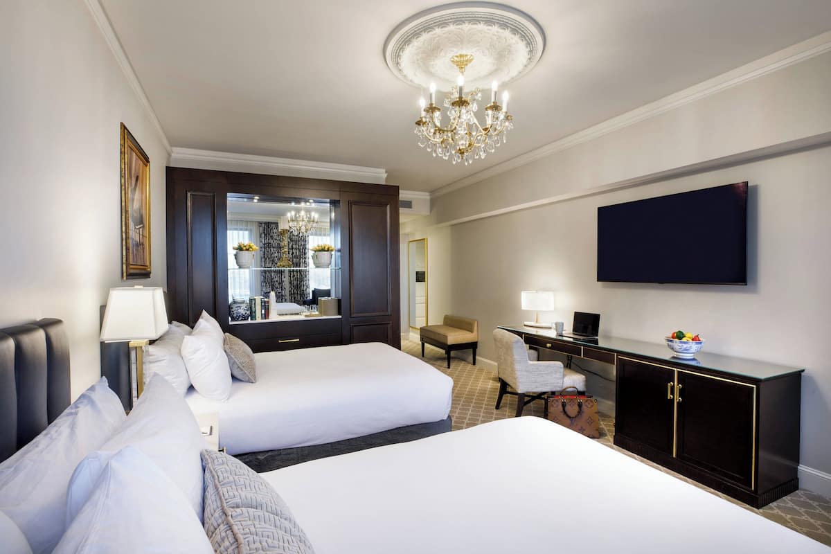 Luxe beddengoed, een minibar, een kluis op de kamer