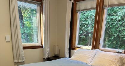Cozy Juneau Retreat -Near Town, Sleeps 4.