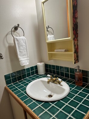 Shower, hair dryer, towels - Cozy Juneau Retreat -Near Town, Sleeps 4. (Juneau)