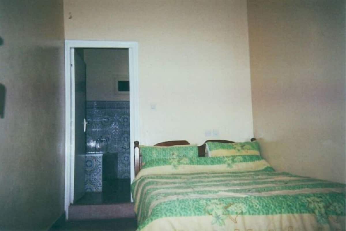 Laptop workspace, free WiFi, bed sheets