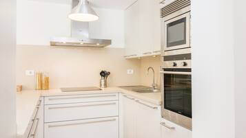 KĂŒhlschrank, Mikrowelle, Ofen, GeschirrspĂŒler