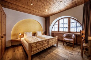 Caja de seguridad en la habitación, escritorio y cortinas blackout 