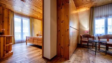 Zimmersafe, Schreibtisch, VerdunkelungsvorhÀnge, kostenloses WLAN