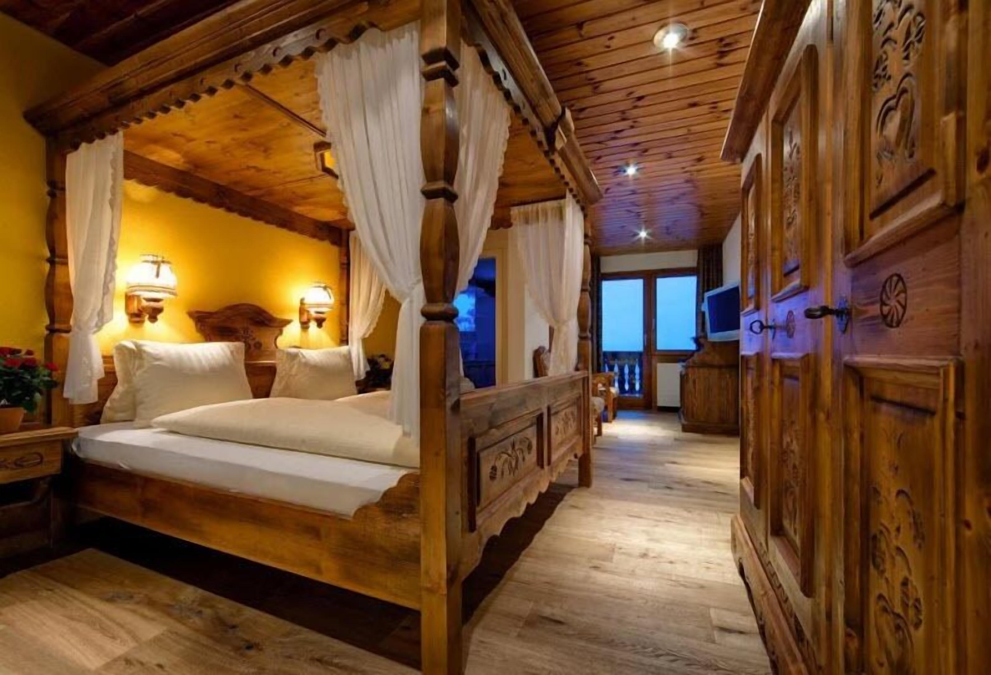 superior double room, balcony | in-room safe, desk, blackout curtains, free wifi