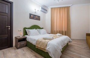 60-cm Smart TV with digital channels, TV - Golden Light Hotel (Tbilisi)