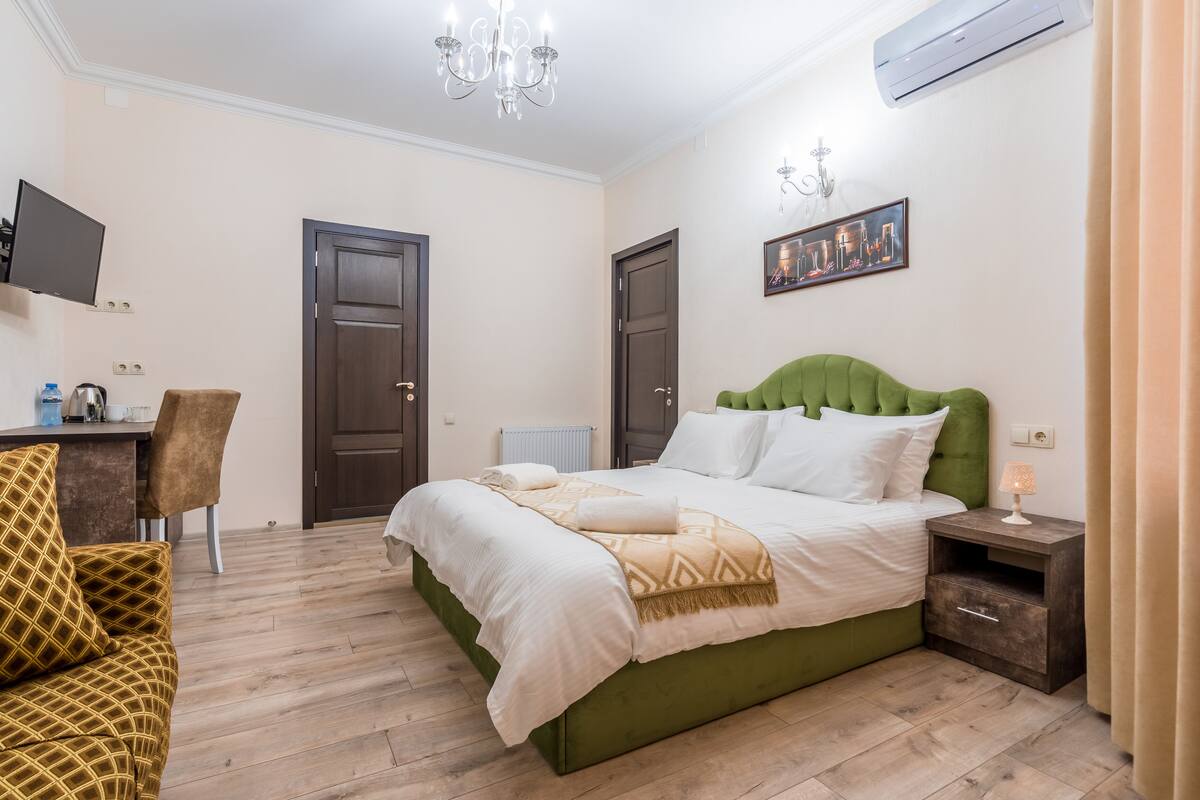 Habitación familiar | Caja de seguridad en la habitación y decoración personalizada