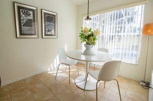 Casa, 3 habitaciones | Servicio de comidas en la habitación