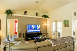 House, 3 Bedrooms | Living room