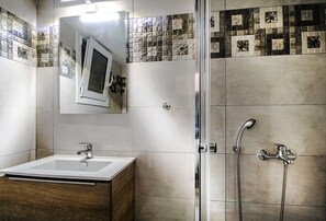 Apartment | Bathroom | Shower, towels, soap, shampoo