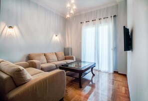Apartment | Living room | Flat-screen TV