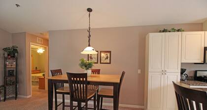 Golf , Walk To The Course 3 Bedroom Condo by RedAwning