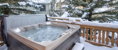 House, 4 Bedrooms | Outdoor spa tub