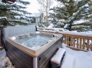 บ้านพัก, 4 ห้องนอน | อ่างสปากลางแจ้ง