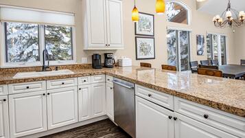 House, 4 Bedrooms | Private kitchen | Microwave, dishwasher, cookware/dishes/utensils, dining tables